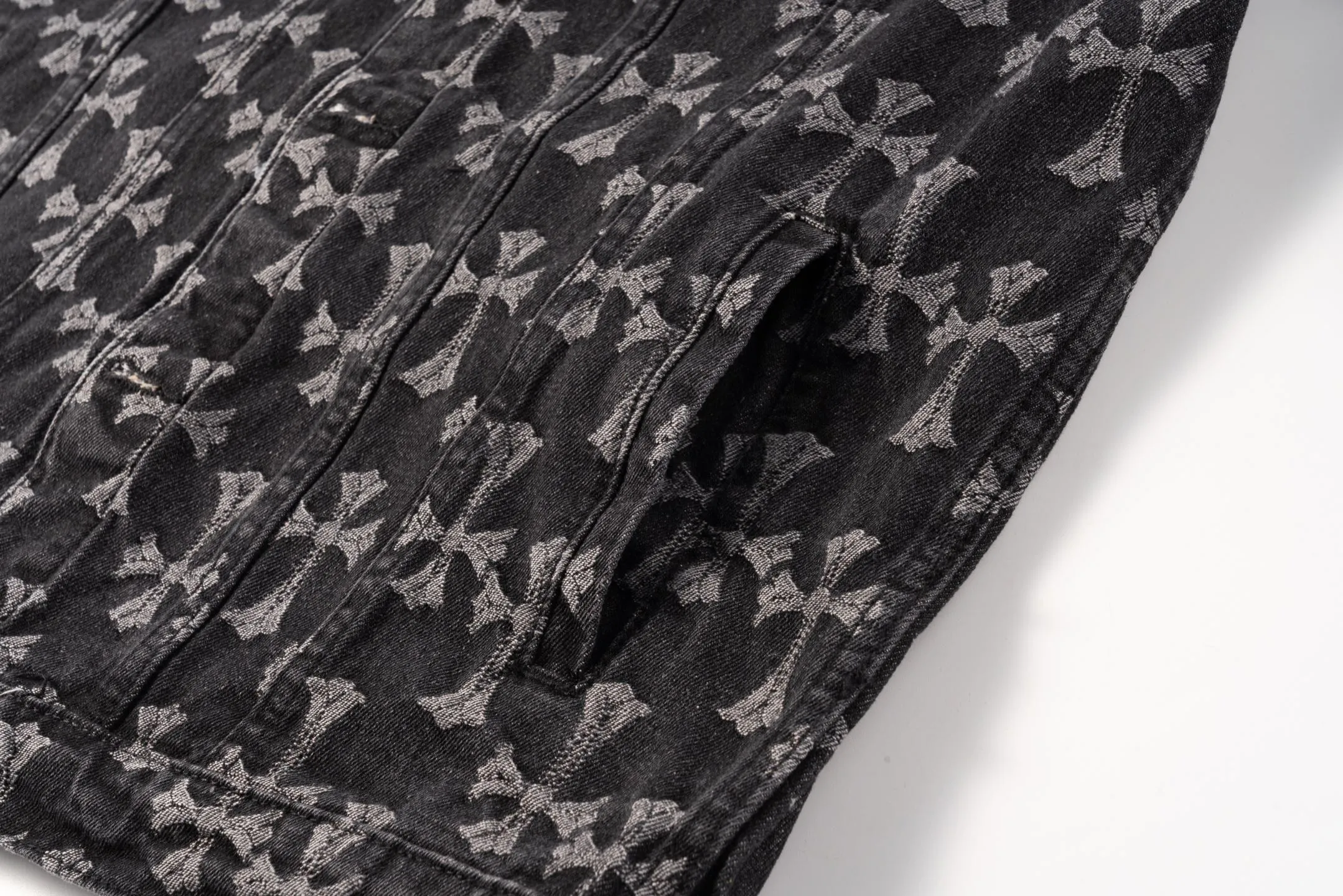 P240 Chrome Hearts double-sided heavy-duty denim jacket with LOGO jacquard and dark pattern printed all over. The same style as the Internet celebrity star. The cross-printed denim jacket has a unique cross design element and all-over printing, which is full of design. It is made of 100% denim cotton fabric with heavy coarse yarn count, which ensures a stiff and tough silhouette while being soft, comfortable and breathable. The lapel is designed with silver buttons and is full of texture. The classic white cross logo is all over the dress, making it a perfect versatile style for spring and summer! Customized jacquard fabric, you can wear it in various styles. This gender-neutral shirt is a must-have for nightclubs. It can be worn as a jacket for both men and women. It can be easily worn by both men and women! The original loose version is made of high-quality pure cotton fabrics. The fabric pattern is high-definition and delicate without burrs. It is comfortable and breathable to wear. All the buttons are molded and customized. It is casual and fashionable and can be matched with any bottoms. It can be windproof and sunproof in spring and summer. It can be worn outside in autumn and winter! Easily concave shape makes you look slimmer and taller, perfect for both men and women! Style number: 1649# Color: Black Size: S M L XL